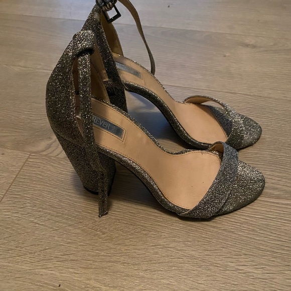 Metallic silver forever 21 heels - Picture 2 of 3